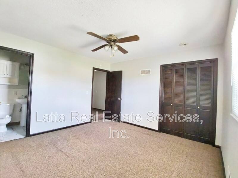 Apartment for rent at 719 NW 6th St #A, Blue Springs, MO 64014