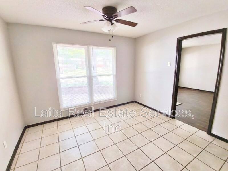 Apartment for rent at 719 NW 6th St #A, Blue Springs, MO 64014