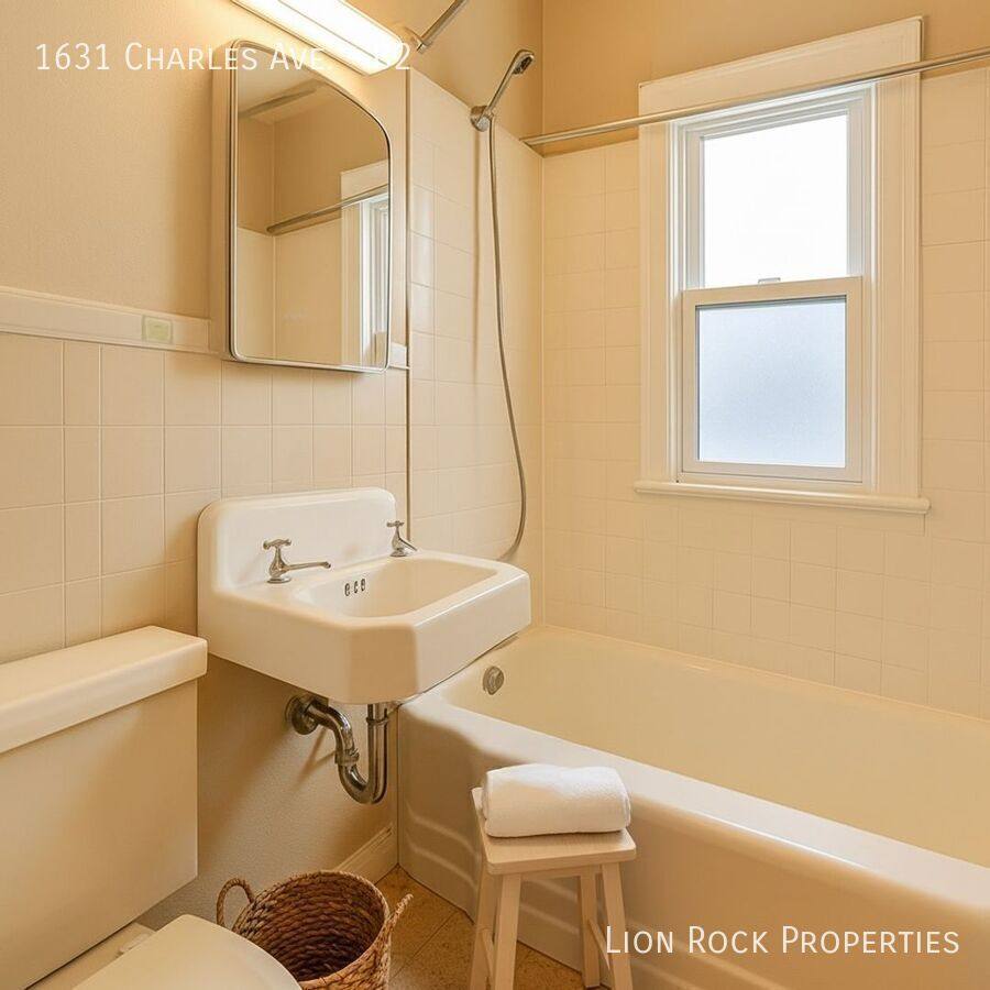 Apartment for rent at 1631 Charles Ave, Saint Paul, MN 55104
