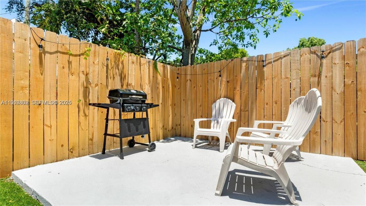 House for rent at 32 SW 9th St, Hallandale, FL 33009