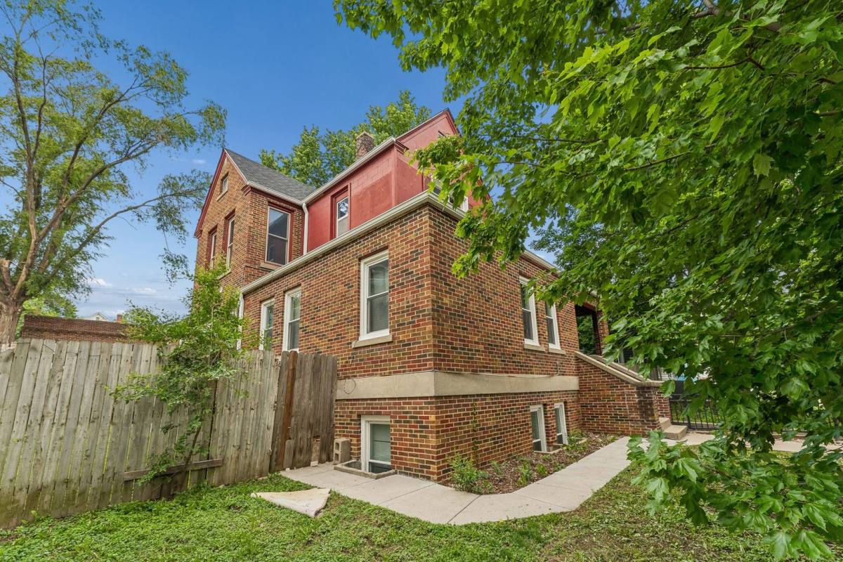 Apartment for rent at 1310 S 31st St, Omaha, NE 68105