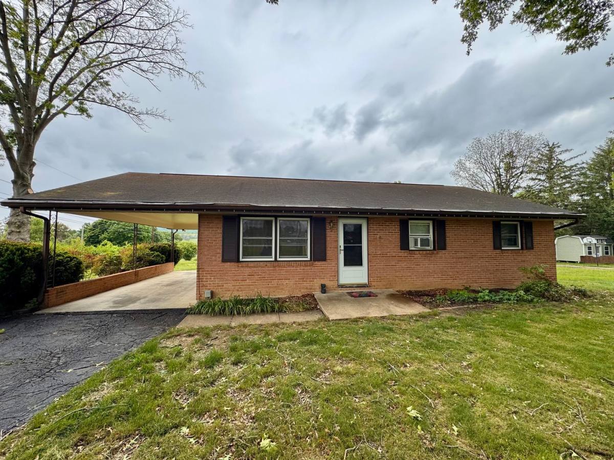 House for rent at 8861 Pats Lane, McGaheysville, VA 22840