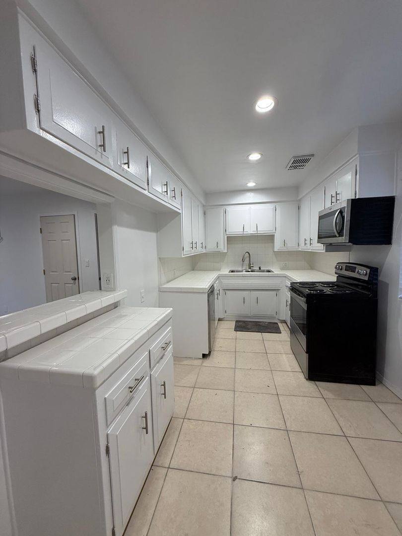 Townhouse for rent at 13952 Moorpark St, Sherman Oaks, CA 91423