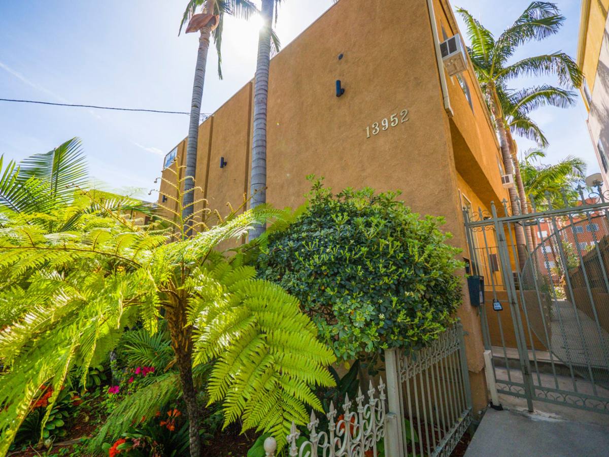 Townhouse for rent at 13952 Moorpark St, Sherman Oaks, CA 91423