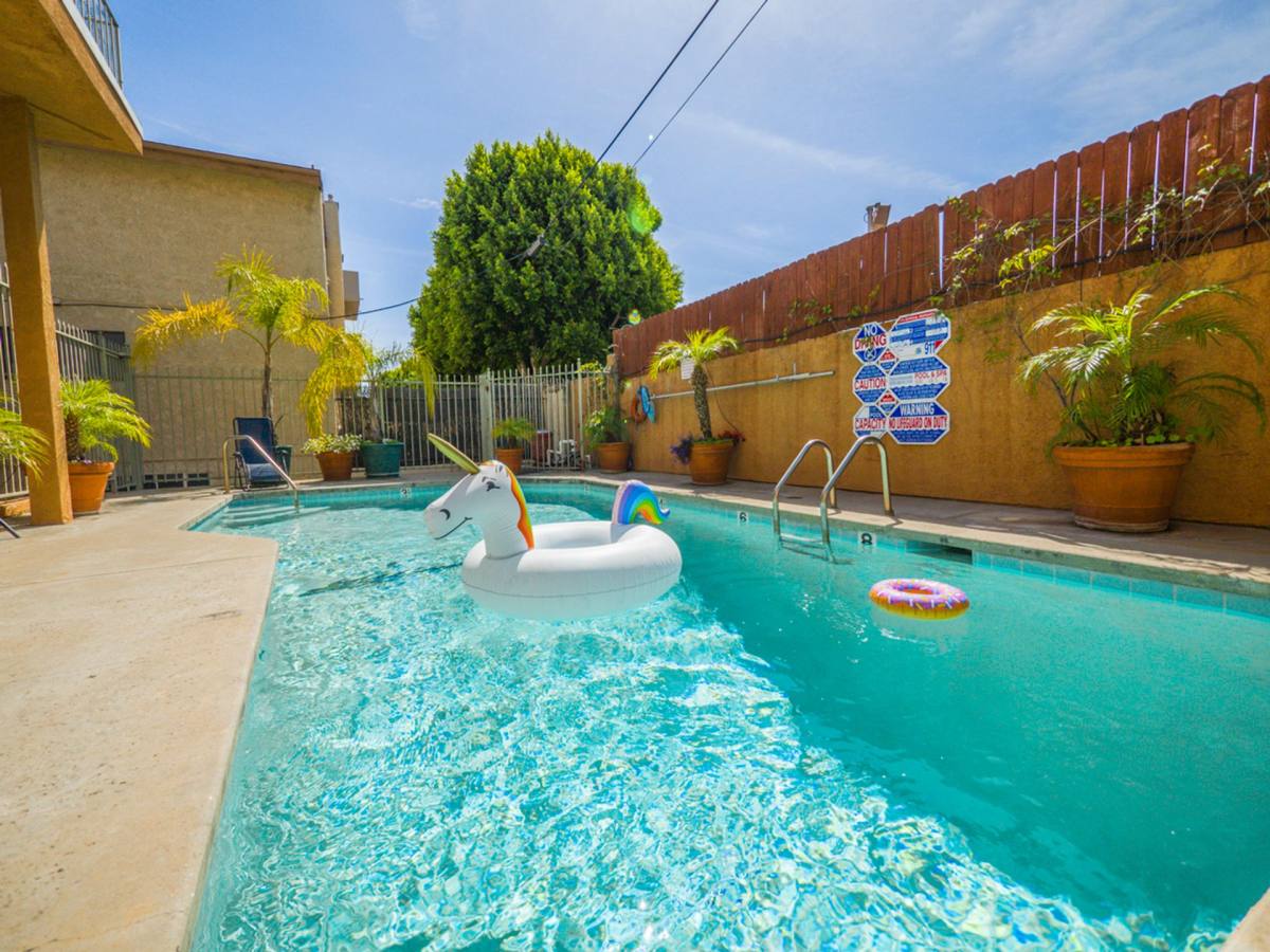 Townhouse for rent at 13952 Moorpark St, Sherman Oaks, CA 91423
