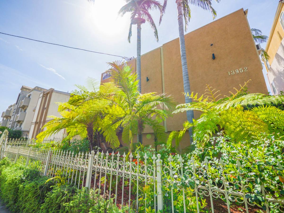 Townhouse for rent at 13952 Moorpark St, Sherman Oaks, CA 91423