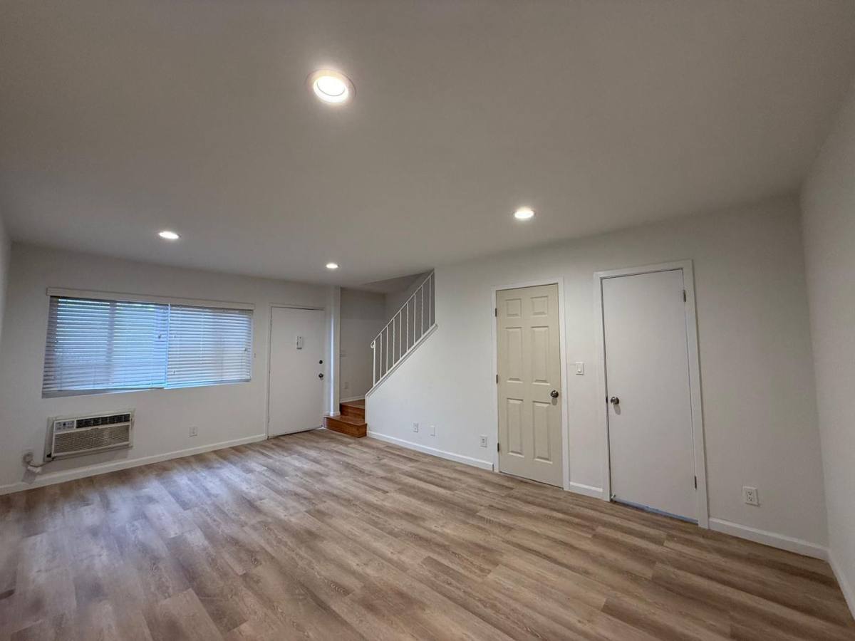 Townhouse for rent at 13952 Moorpark St, Sherman Oaks, CA 91423