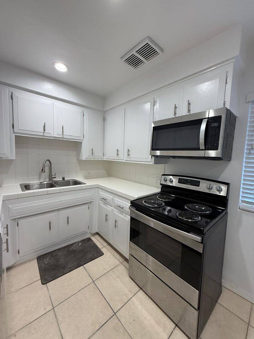 Townhouse for rent at 13952 Moorpark St, Sherman Oaks, CA 91423