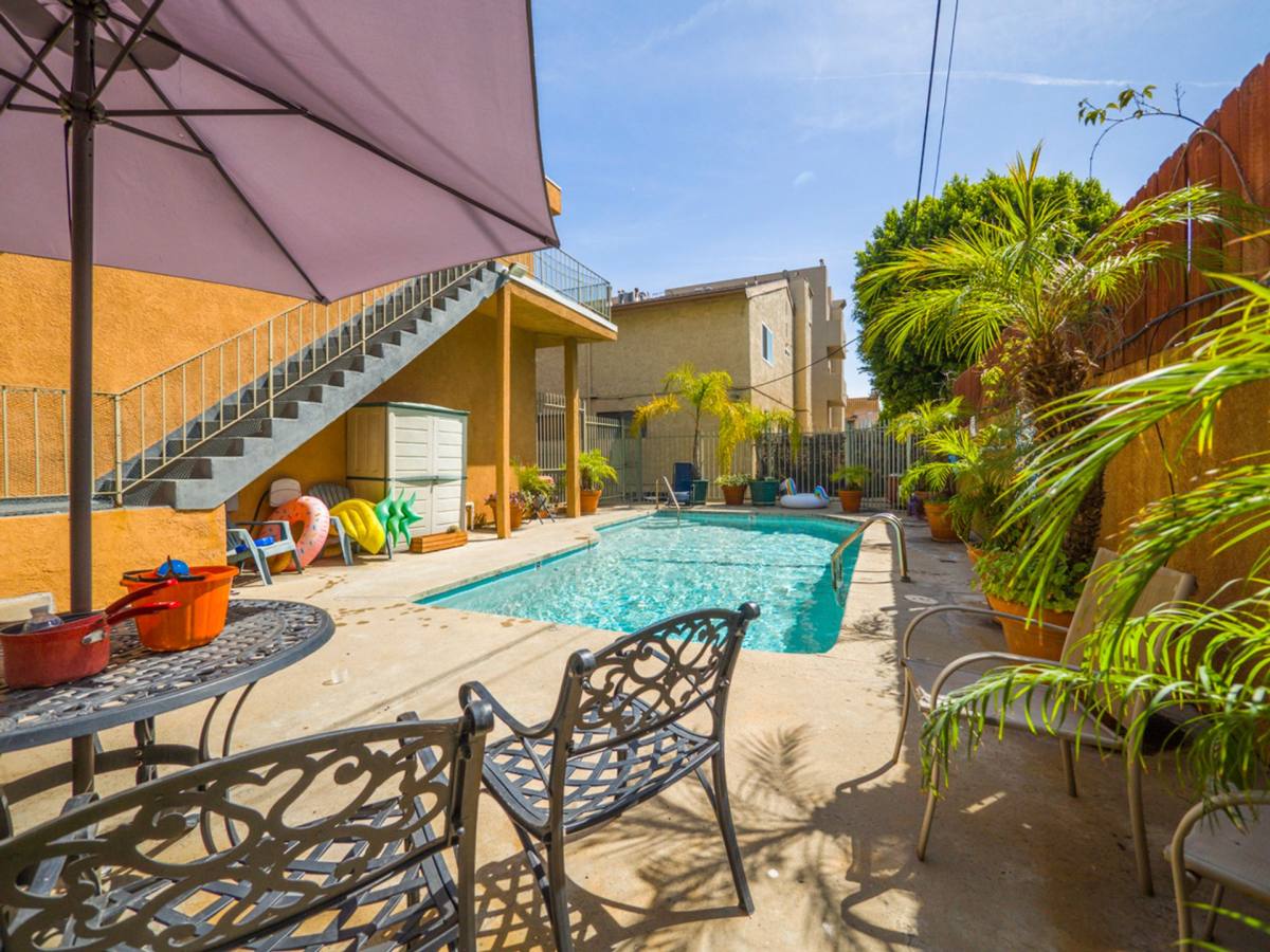 Townhouse for rent at 13952 Moorpark St, Sherman Oaks, CA 91423