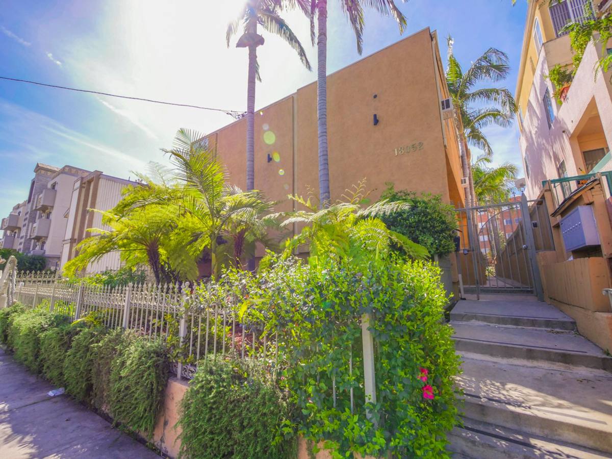 Townhouse for rent at 13952 Moorpark St, Sherman Oaks, CA 91423