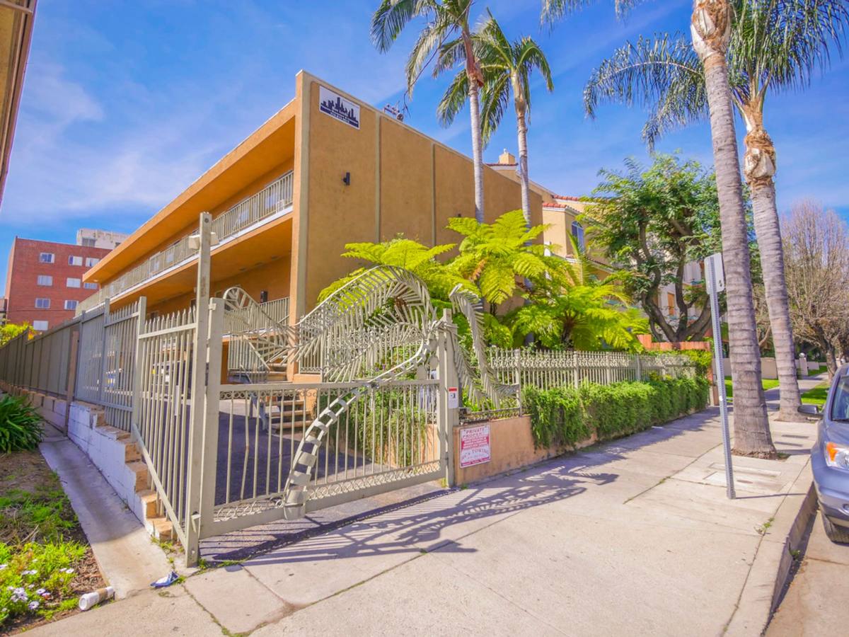 Townhouse for rent at 13952 Moorpark St, Sherman Oaks, CA 91423