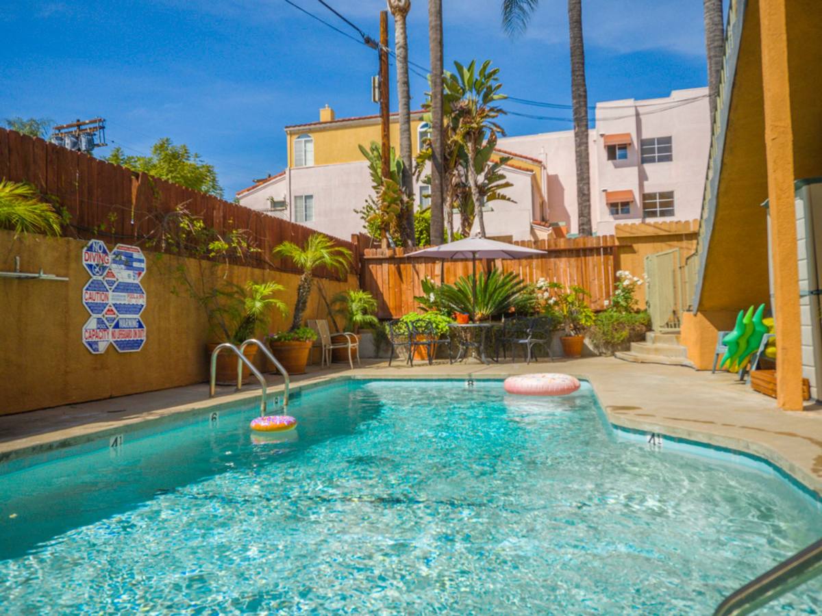 Townhouse for rent at 13952 Moorpark St, Sherman Oaks, CA 91423