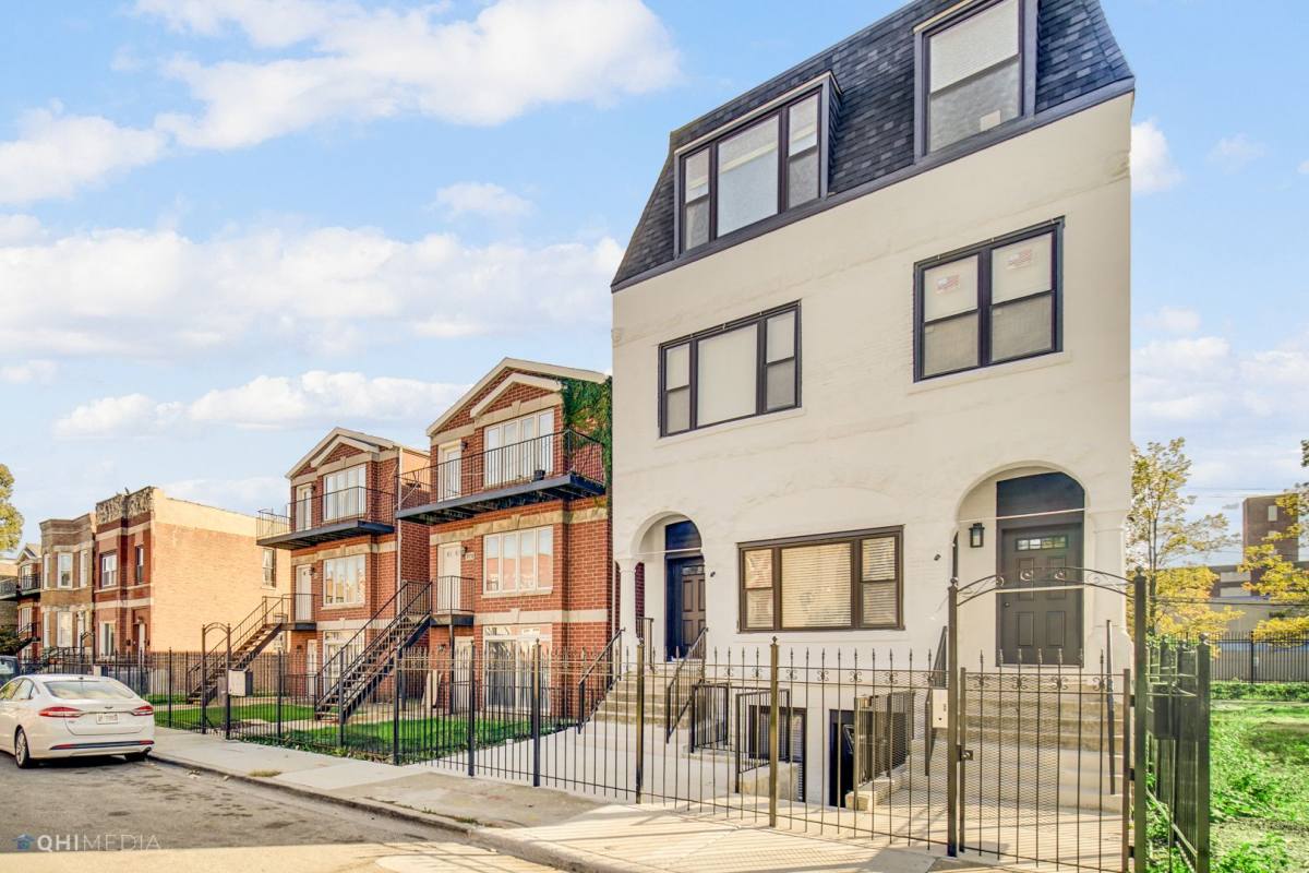 Apartment for rent at 2735 W Polk St, Chicago, IL 60612