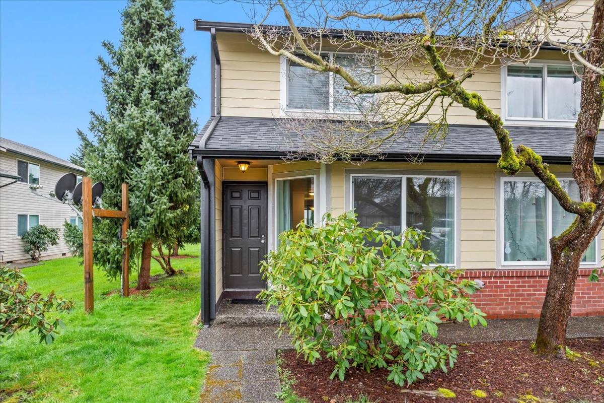 Townhouse for rent at 651 N St, Monroe, WA 98272