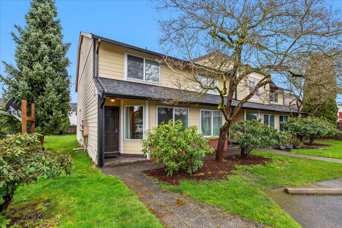 Townhouse for rent at 651 N St, Monroe, WA 98272
