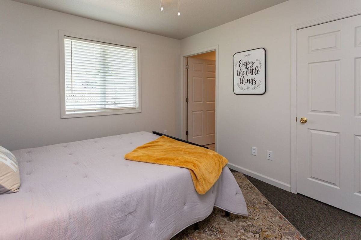 Apartment for rent at 4251 Grandview Ave, Des Moines, IA 50317