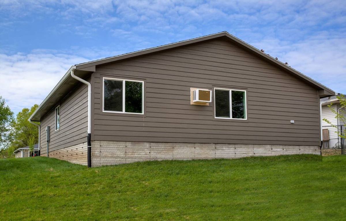 Apartment for rent at 4251 Grandview Ave, Des Moines, IA 50317
