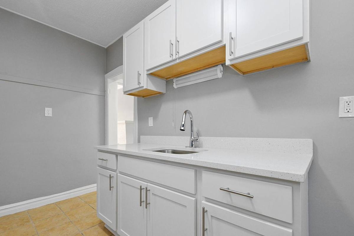 Apartment for rent at 7556 S Calumet Ave, Chicago, IL 60619