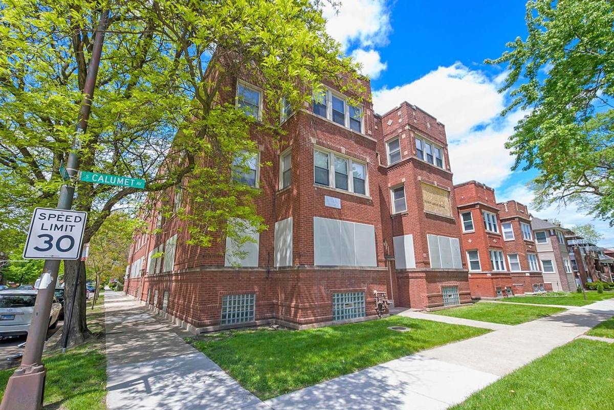 Apartment for rent at 7556 S Calumet Ave, Chicago, IL 60619