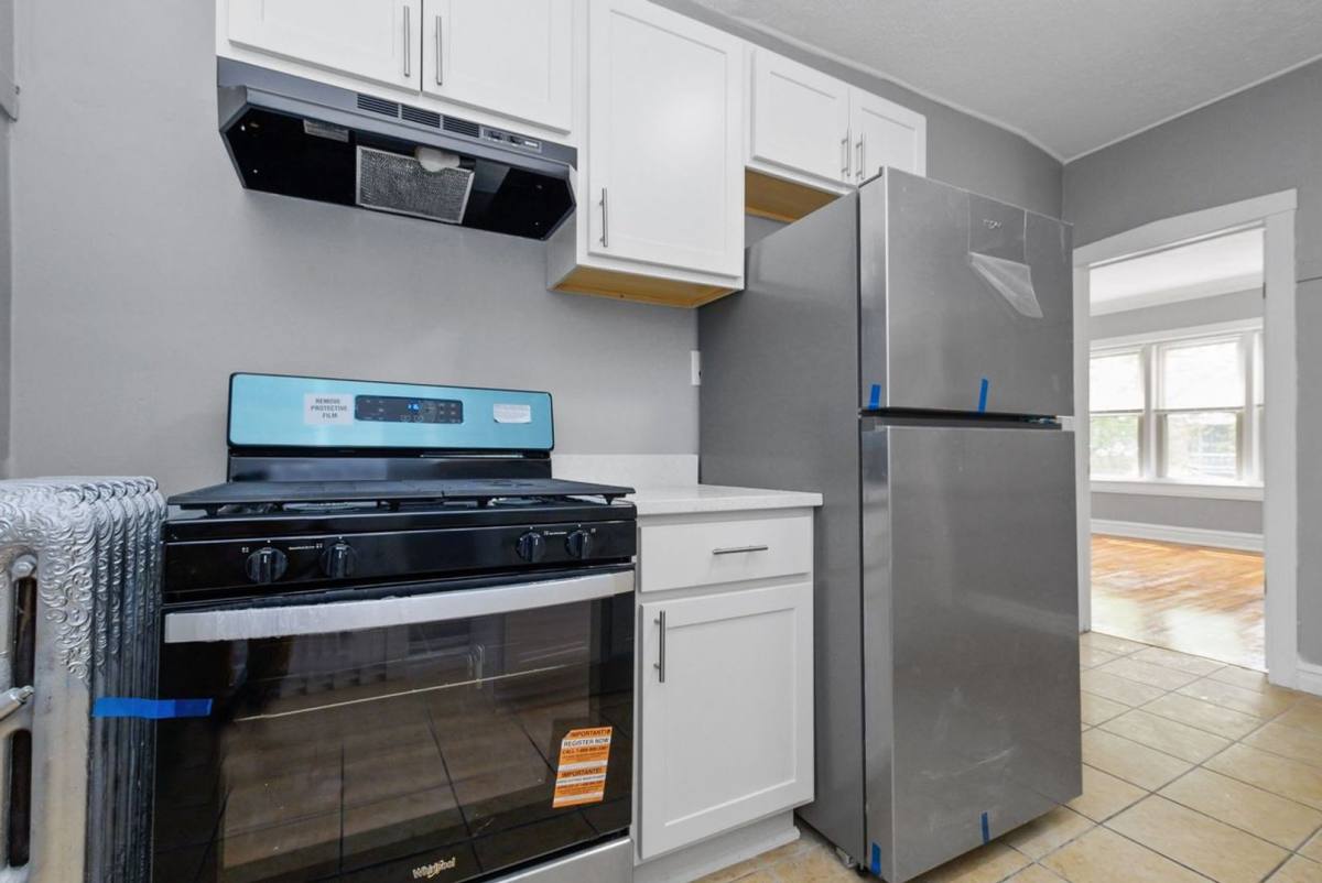 Apartment for rent at 7556 S Calumet Ave, Chicago, IL 60619