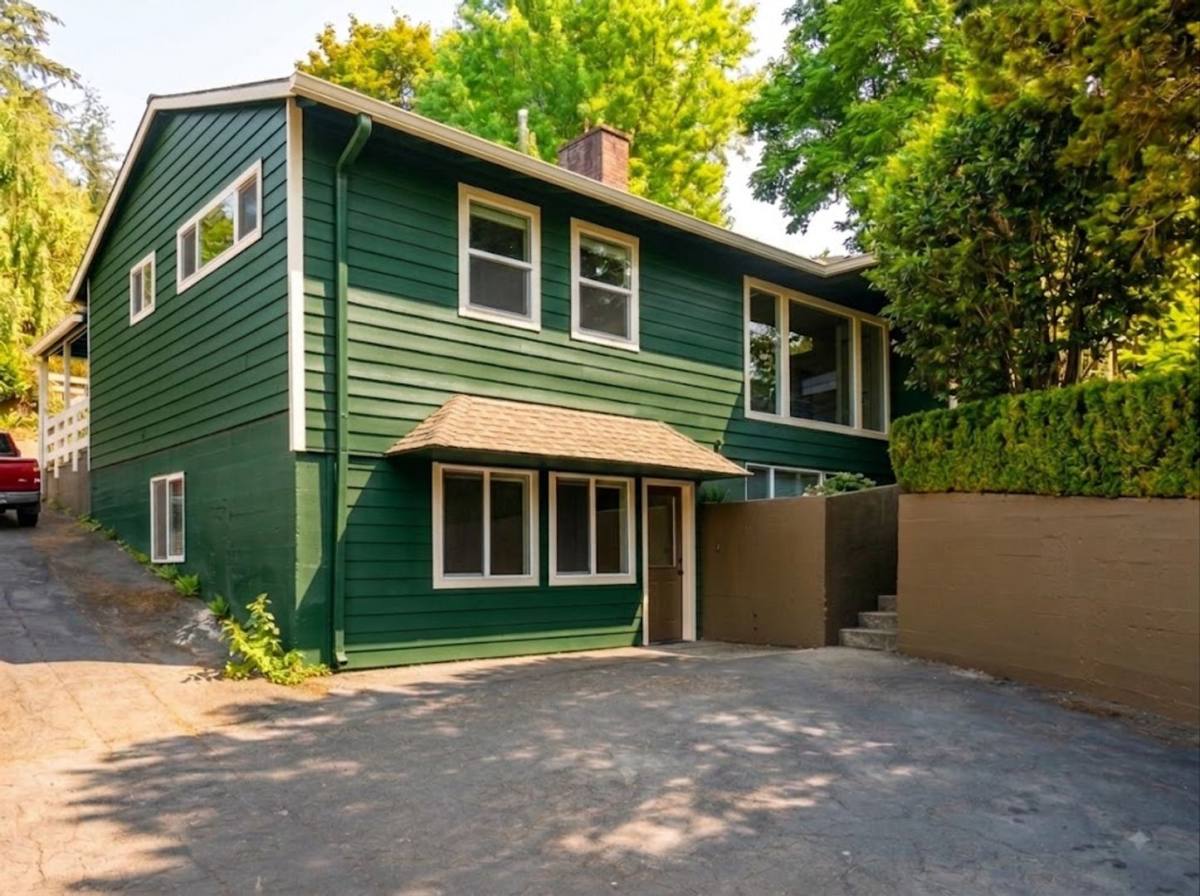 Townhouse for rent at 9938 SW Terwilliger Blvd, Portland, OR 97219