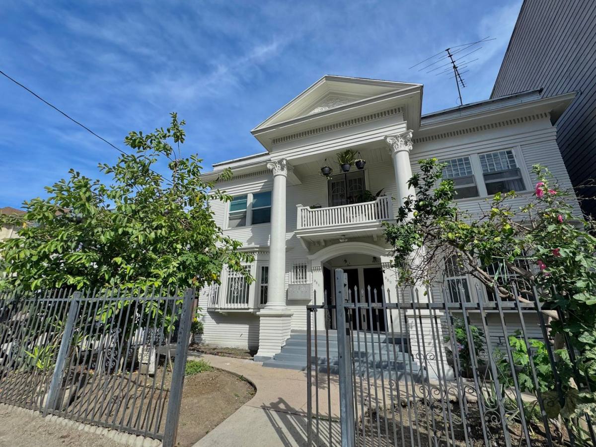 Apartment for rent at 930 Albany St, Los Angeles, CA 90015