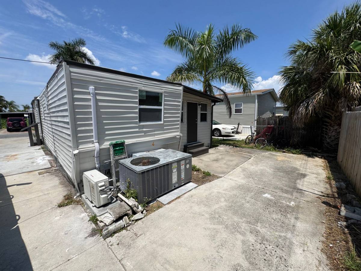 Apartment for rent at 512 51st Ave Dr W, Bradenton, FL 34207