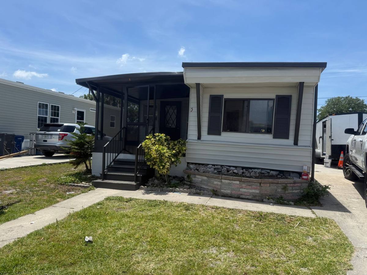 Apartment for rent at 512 51st Ave Dr W, Bradenton, FL 34207