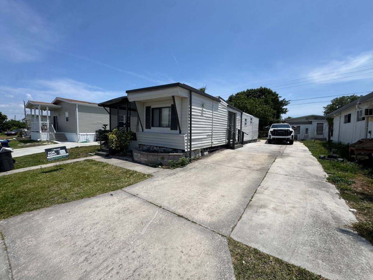 Apartment for rent at 512 51st Ave Dr W, Bradenton, FL 34207