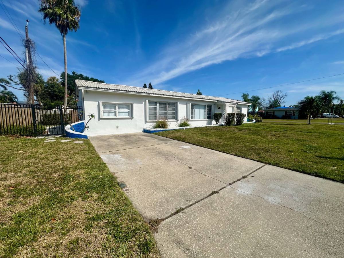 House for rent at 10 158th Ave, Saint Petersburg, FL 33708