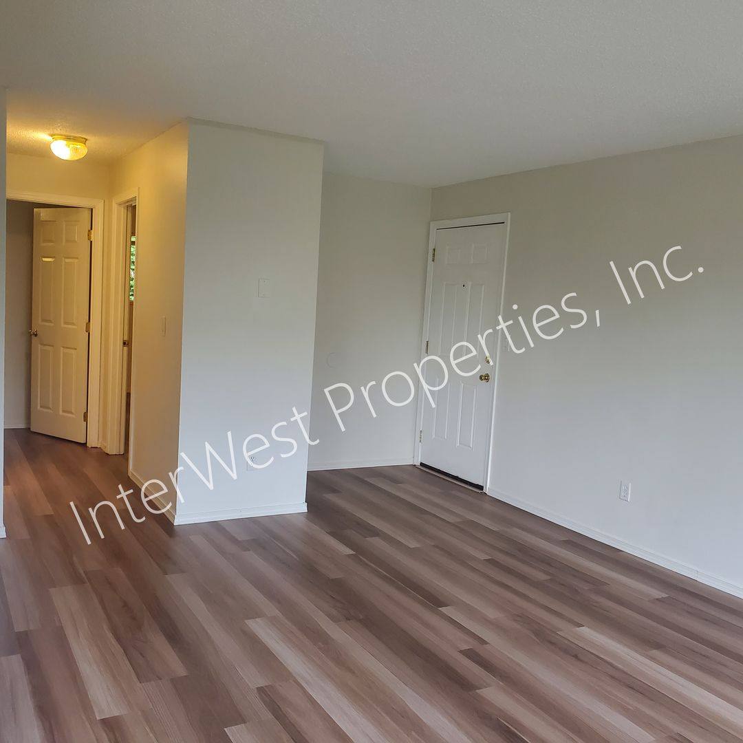 Apartment for rent at 4700 Falls View Ave, West Linn, OR 97068