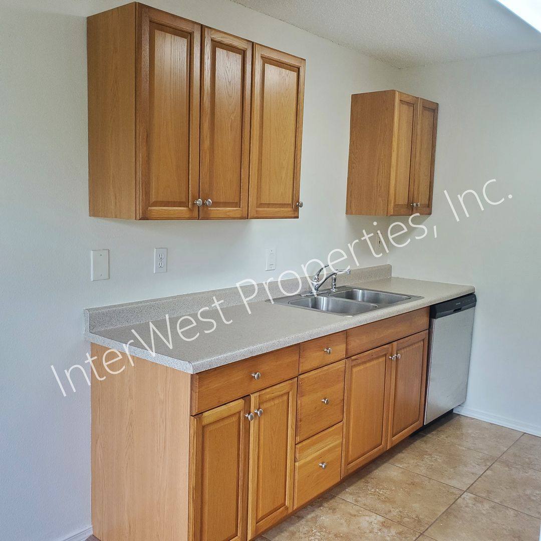 Apartment for rent at 4700 Falls View Ave, West Linn, OR 97068