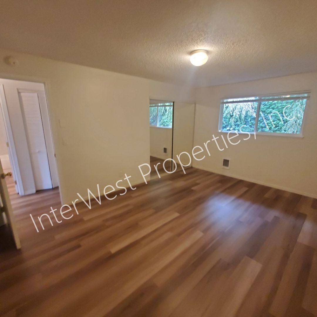 Apartment for rent at 4700 Falls View Ave, West Linn, OR 97068