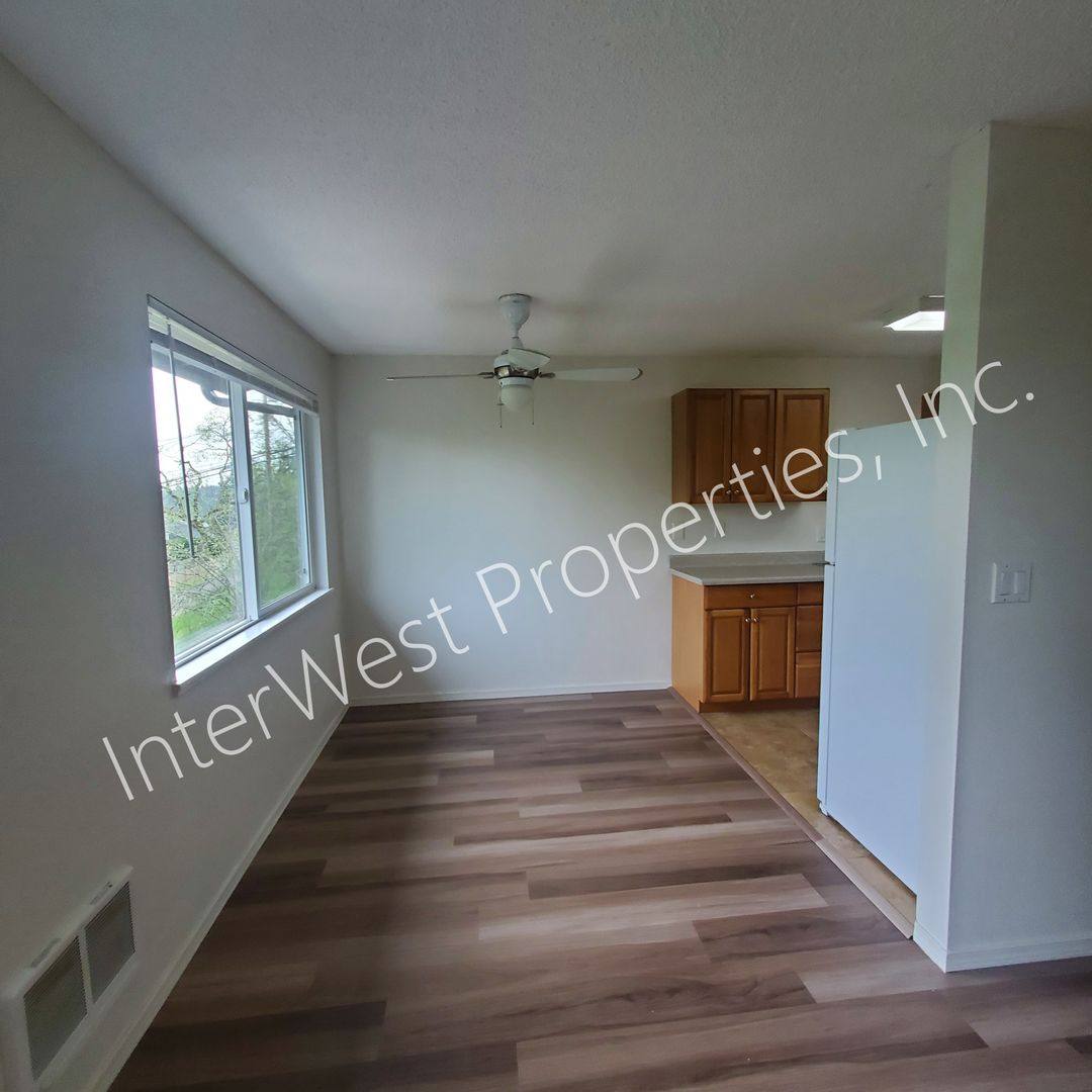 Apartment for rent at 4700 Falls View Ave, West Linn, OR 97068