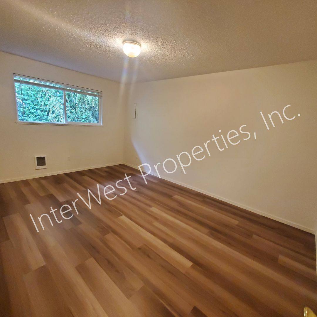 Apartment for rent at 4700 Falls View Ave, West Linn, OR 97068