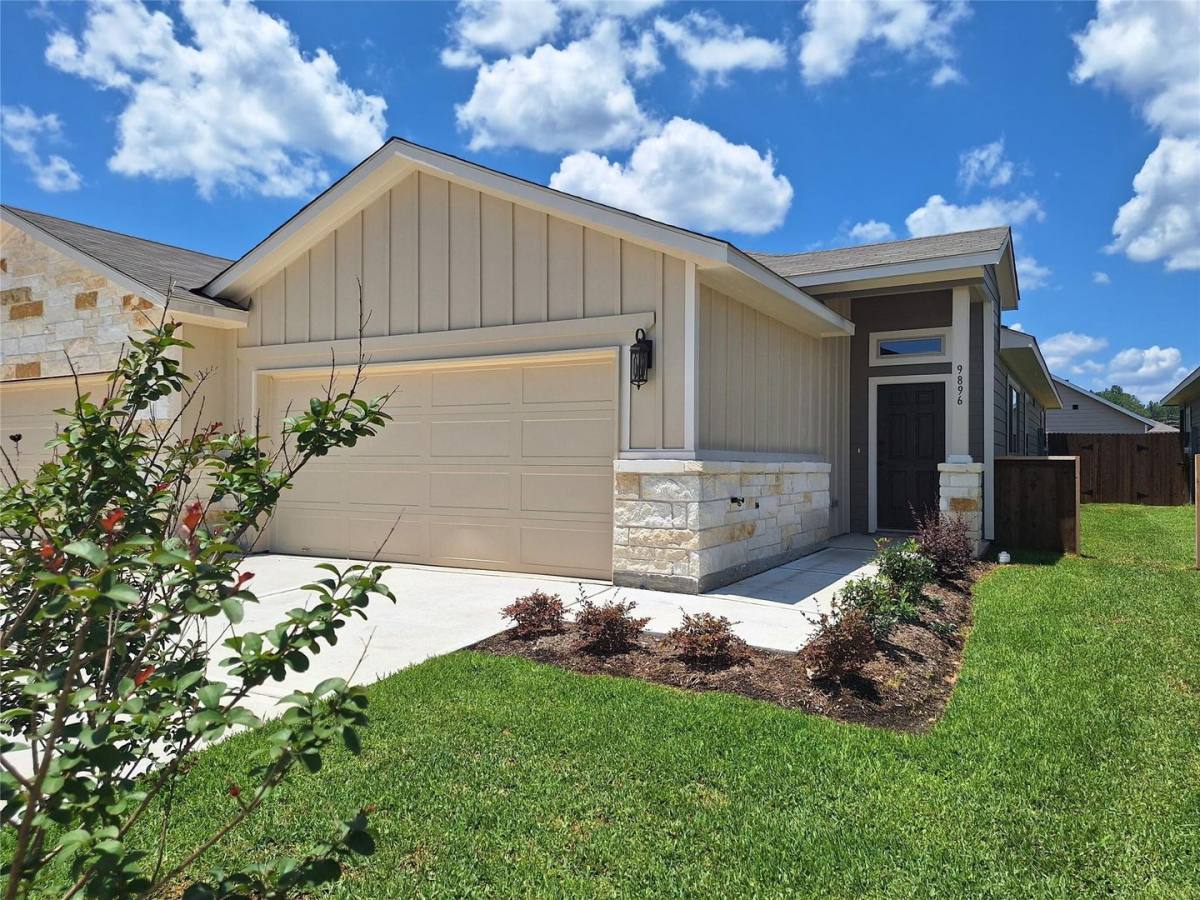 Townhouse for rent at 9896 Grosbeak, Magnolia, TX 77354