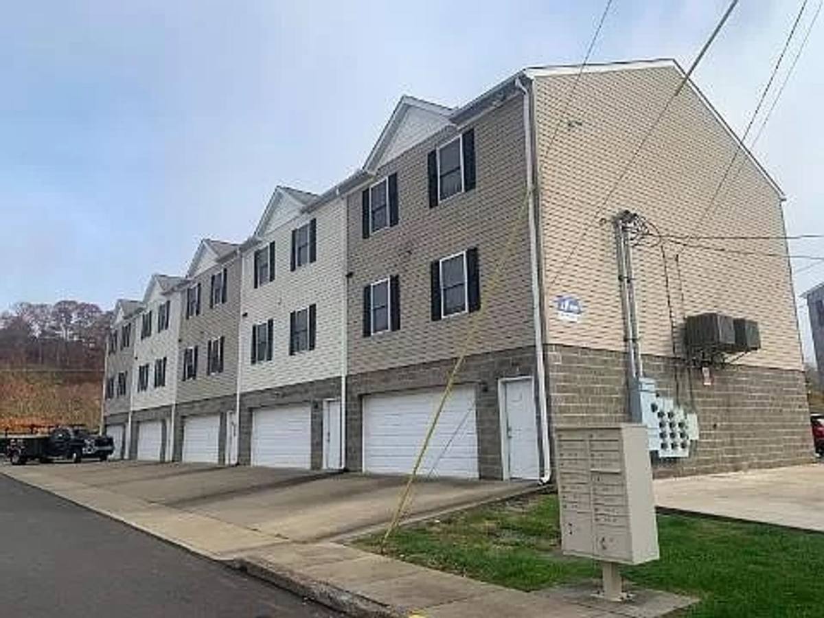 Townhouse for rent at 128 Ash St, California, PA 15419