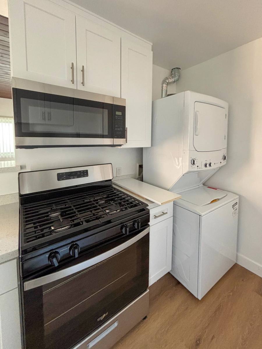 Apartment for rent at 116 N Helberta Ave, Redondo Beach, CA 90277