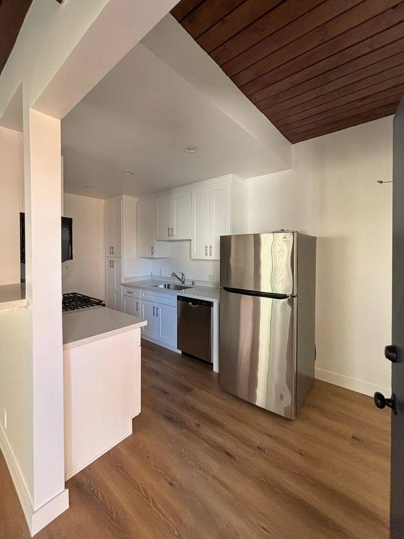 Apartment for rent at 116 N Helberta Ave, Redondo Beach, CA 90277