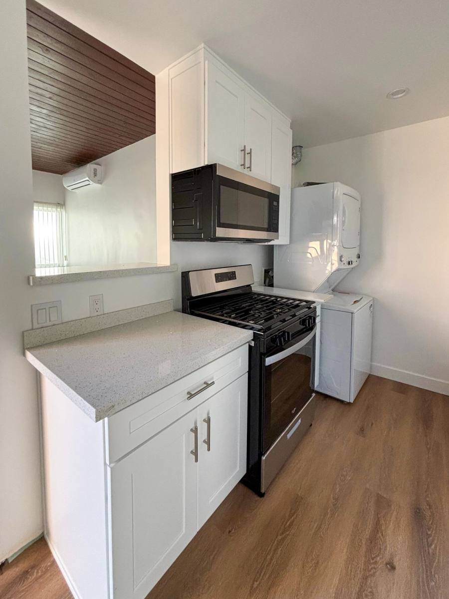 Apartment for rent at 116 N Helberta Ave, Redondo Beach, CA 90277