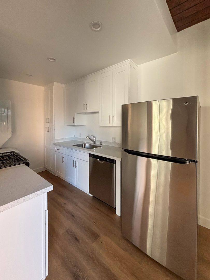 Apartment for rent at 116 N Helberta Ave, Redondo Beach, CA 90277