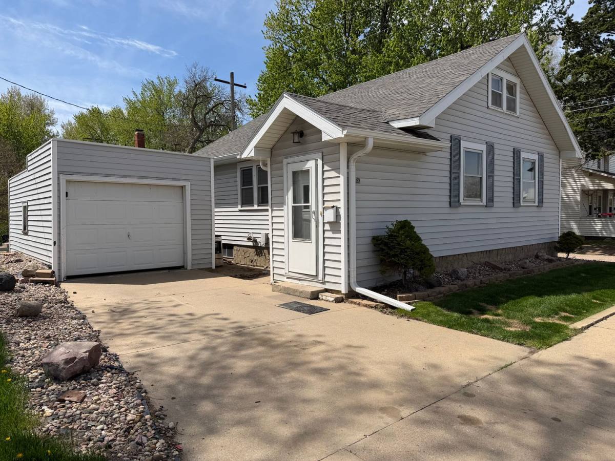 House for rent at 915 W 12th St, Sioux Falls, SD 57104