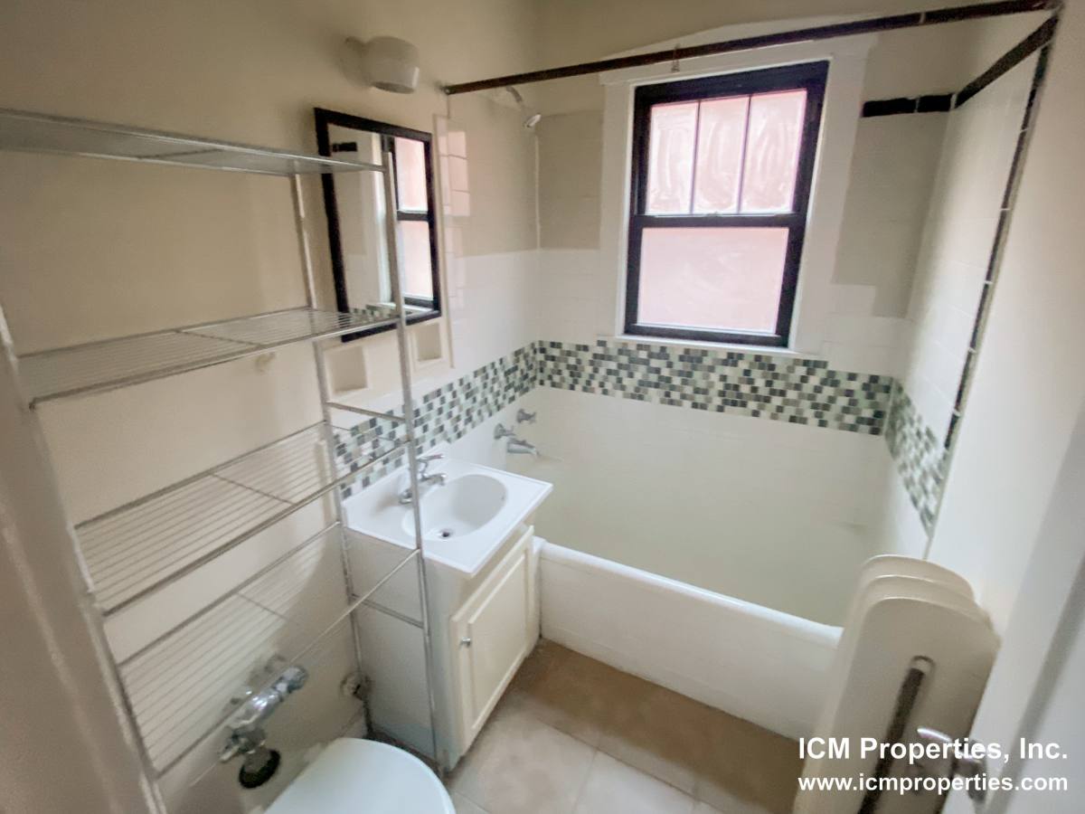 Apartment for rent at 512 W Cornelia Ave #207, Chicago, IL 60657