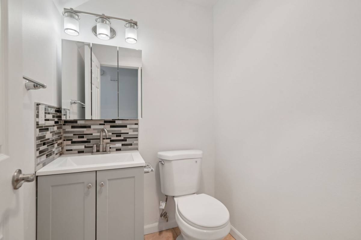 Townhouse for rent at 13424 NE Sandy Blvd, Portland, OR 97230
