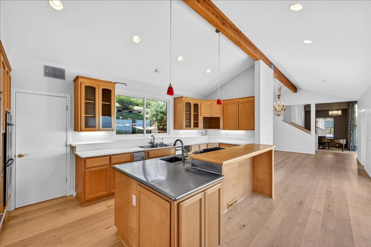 Apartment for rent at 125 Wood Rd, Los Gatos, CA 95030