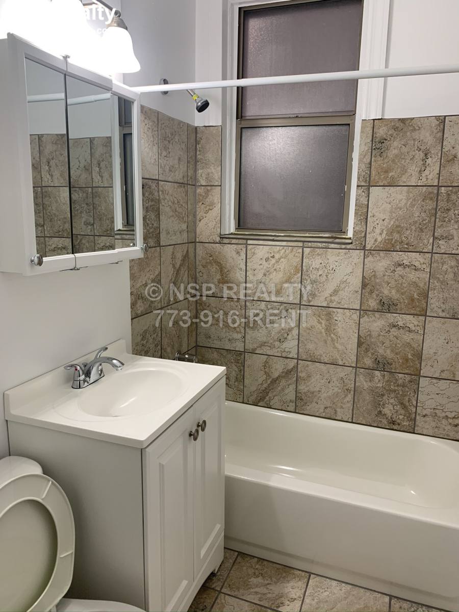 Apartment for rent at 1365 W Estes #2P, Chicago, IL 60626
