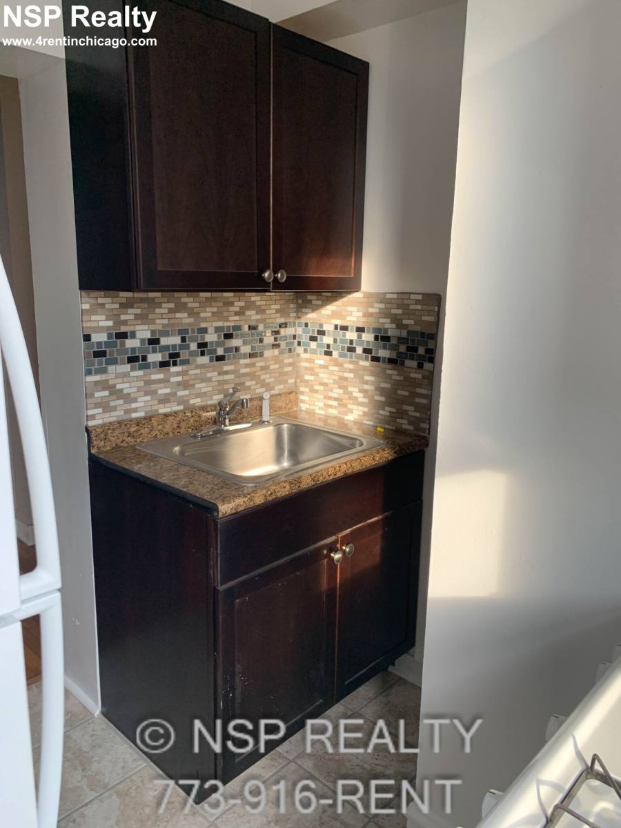 Apartment for rent at 1367 W Estes #1M, Chicago, IL 60626