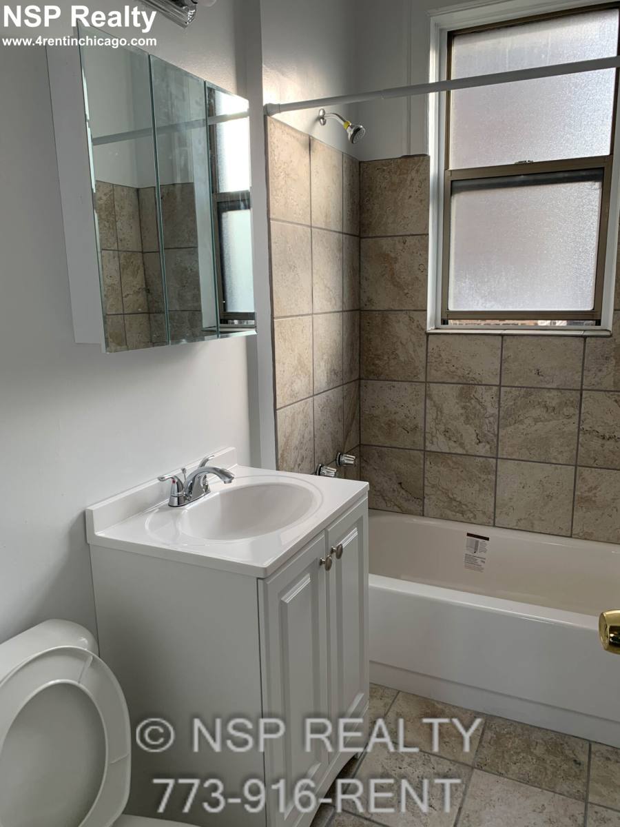 Apartment for rent at 1367 W Estes #1M, Chicago, IL 60626