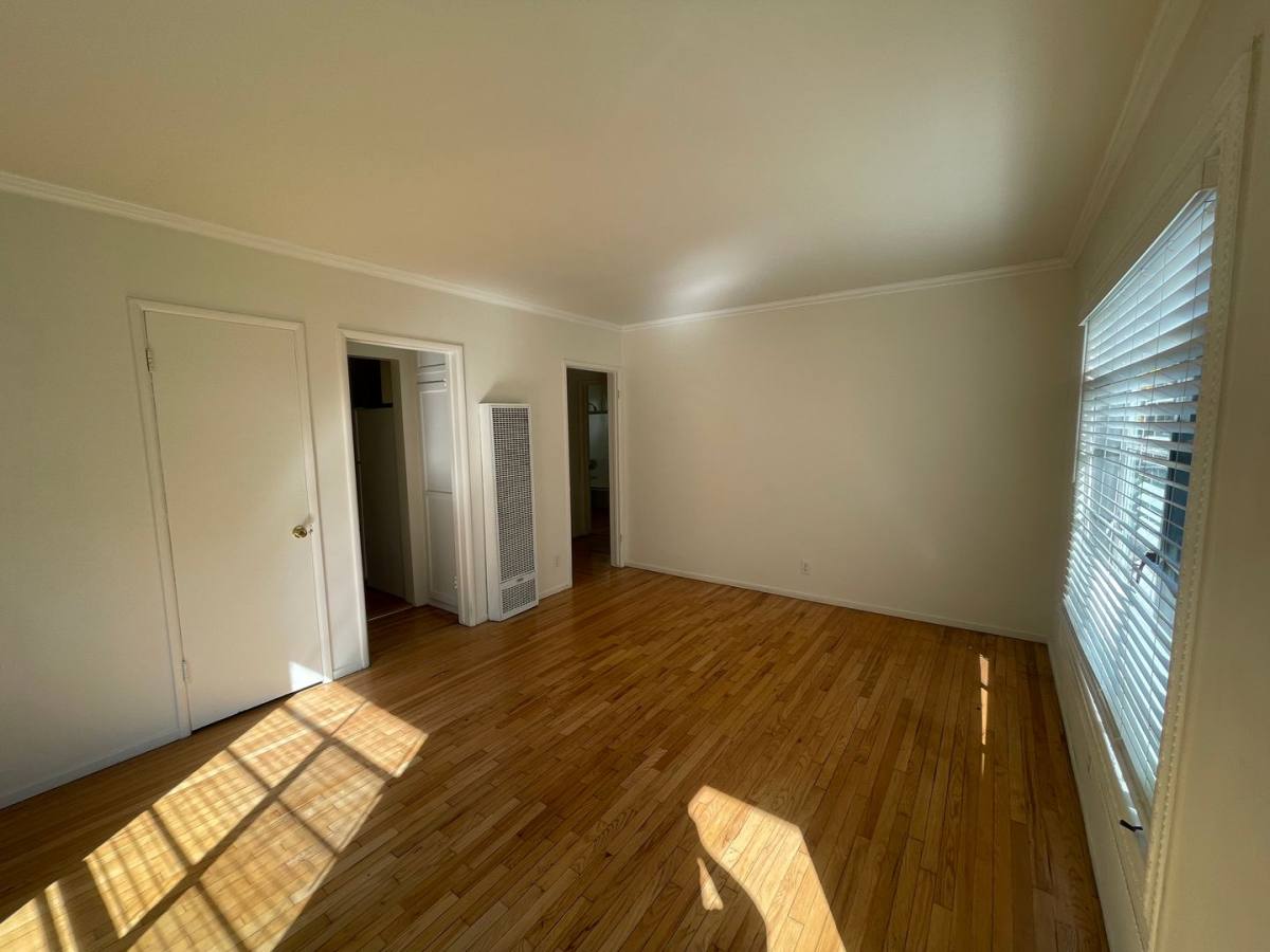 Apartment for rent at 5326-5330 Packard St, Los Angeles, CA 90019
