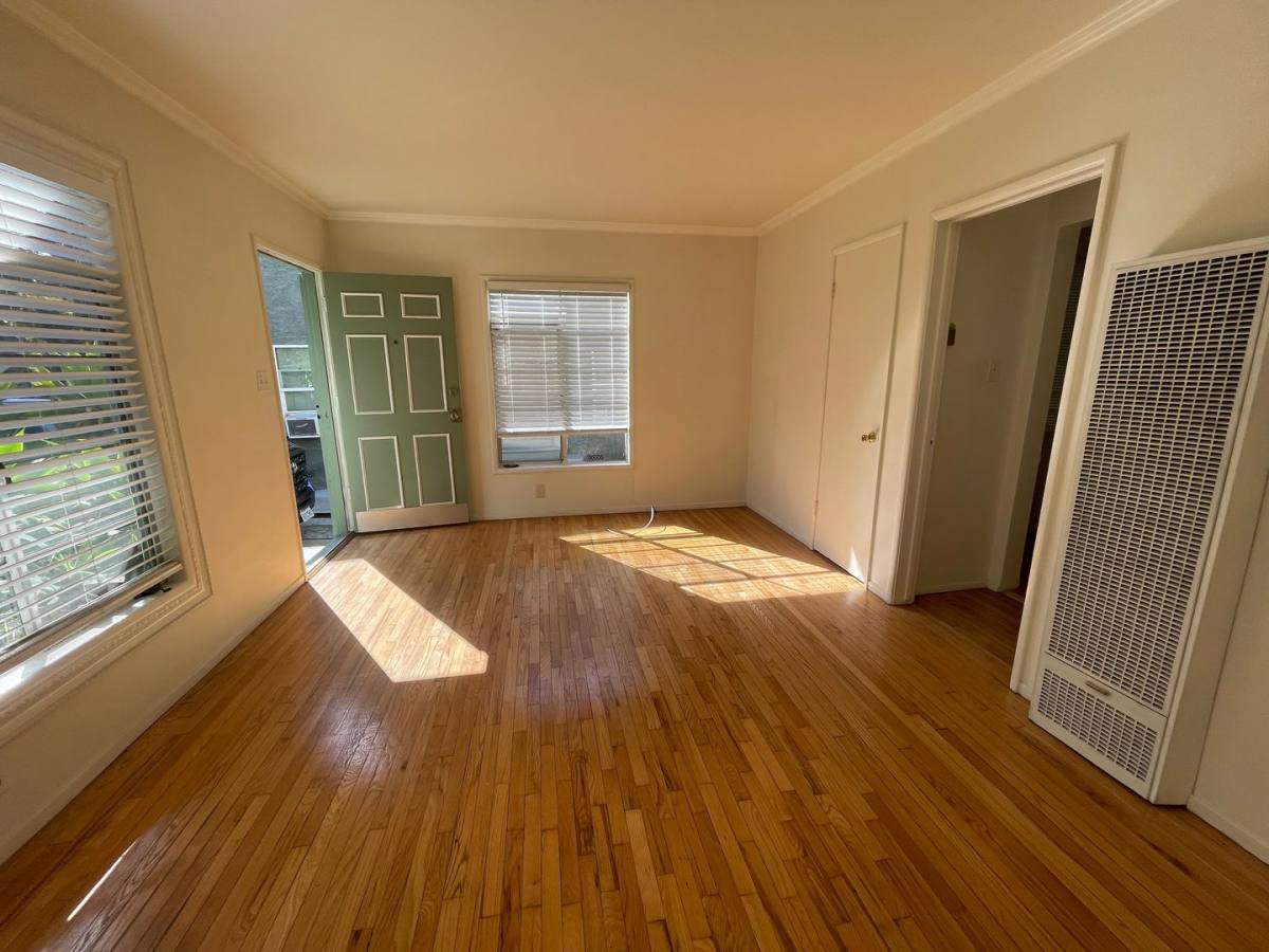 Apartment for rent at 5326-5330 Packard St, Los Angeles, CA 90019